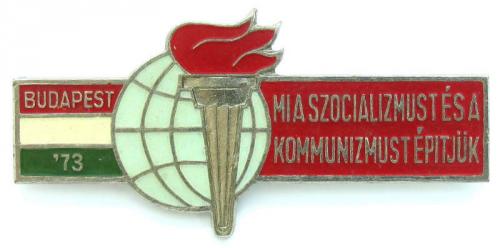 Mi a szocializmust és a kommunizmust építjük kitűző