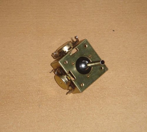 Kvadrofónikus térbalansz-szabályzó (joystick)