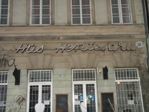 Hús Hentesáru neon Hús Hentesáru neon