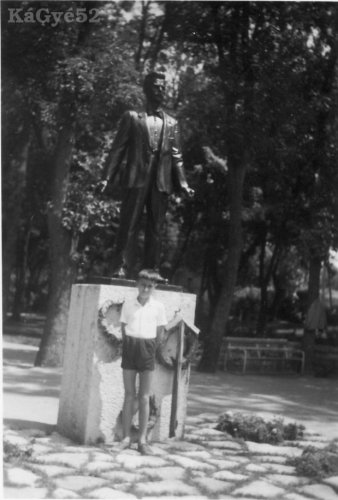 József Attila szobra Balatonszárszón József Attila szobra Balatonszárszón