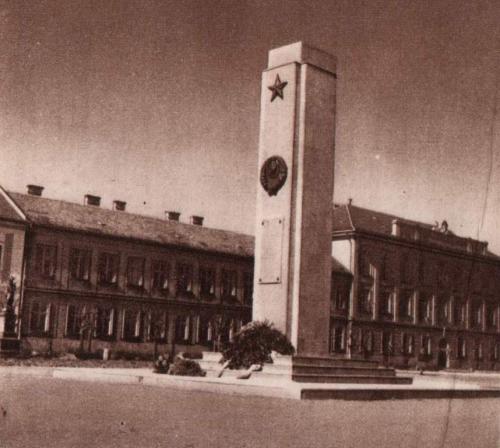 Vác Szovjet hősi emlékmű a konstantin téren