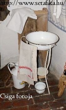 lavor, mosdóállvány, éjjeliedény, vizeskanna, fateknő lavor, mosdóállvány, éjjeliedény, vizeskanna, fateknő