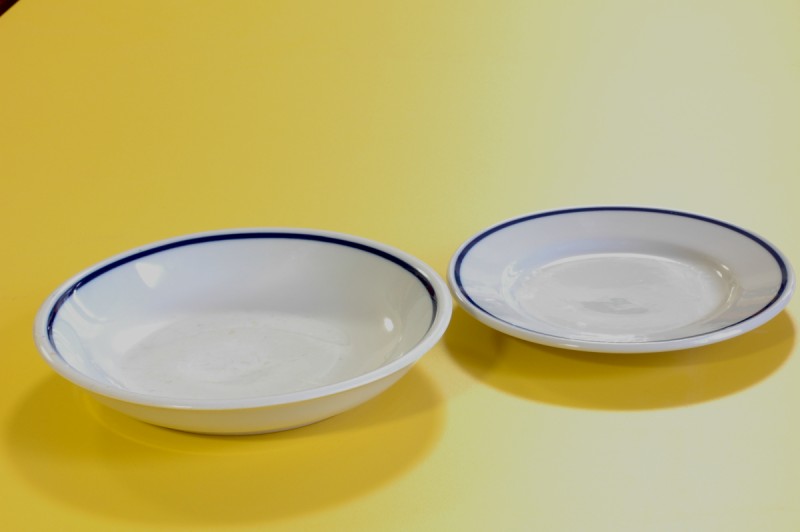 Kisebb lapostányér  a nagyobb mellett (süteményes vagy svanyúságos)