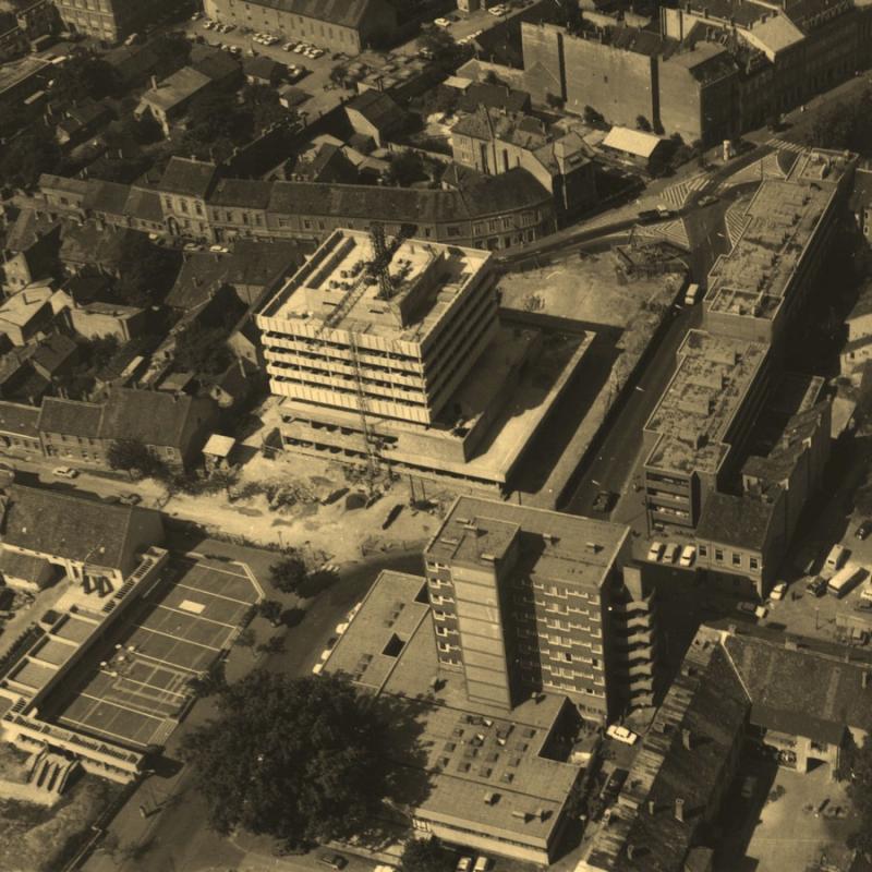 épülő városháza, Isis hotel