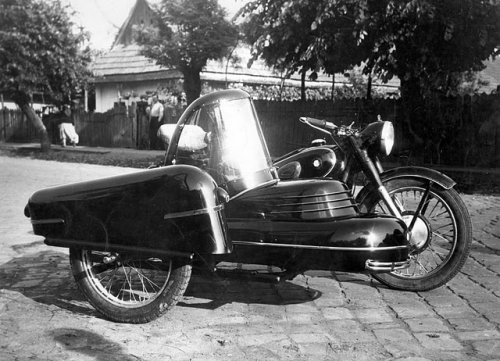 Motorkerékpár oldalkocsik a lakatosműhelyből Motorkerékpár oldalkocsik a lakatosműhelyből