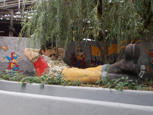 Vidámpark óriás szobor