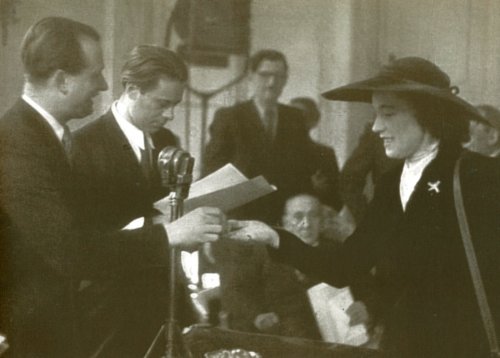 Bajor Gizi átveszi a Kossuth-díjat Bajor Gizi átveszi a Kossuth-díjat