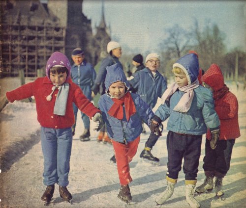 Gyerekek korcsolyáznak Gyerekek korcsolyáznak