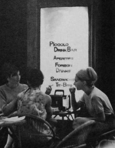 Lányok a Piccolo Drink Bárban Lányok a Piccolo Drink Bárban