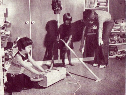 Gyerekek porszívóznak