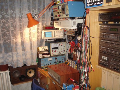 Műhelyem - sok retró műszerrel