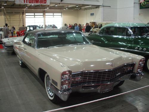 Cadillac Seadan DeVille  2.