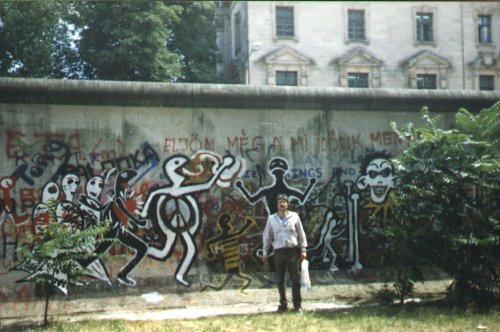 Berlini fal Magyar felíratal a nyugati oldalon