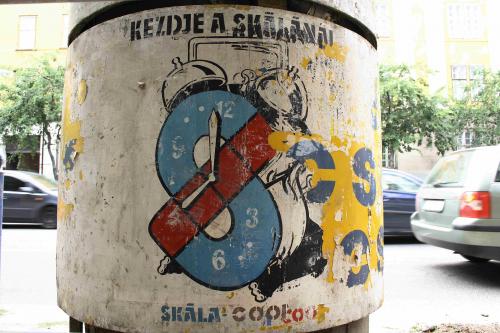 Skála hirdetőoszlopon