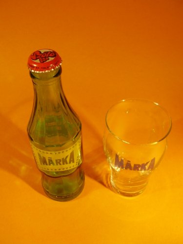 Márka üdítő pohárral