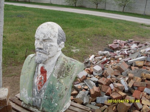 Lenin szobor egy MÉH telepen.