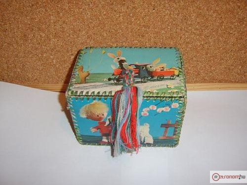 Képeslapokból készült doboz