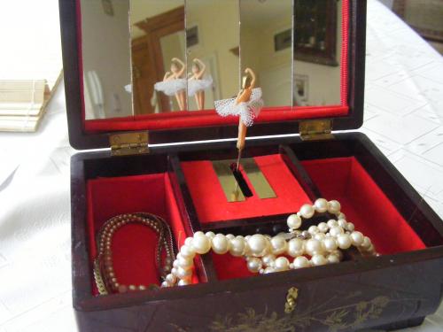 Ékszerdoboz táncosnővel