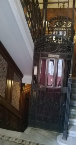rács-ajtós liftkabin teljes felvonó a lépcsőházban,4 szintig rács-ajtós liftkabin teljes felvonó a lépcsőházban,4 szintig