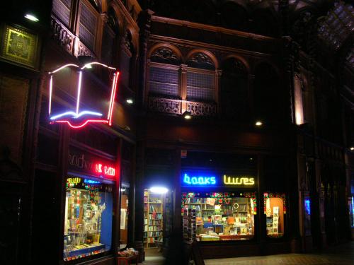 Párisi udvar könyvesbolt neon Párisi udvar könyvesbolt neon