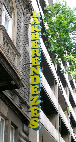 Lakberendezés világító felirat