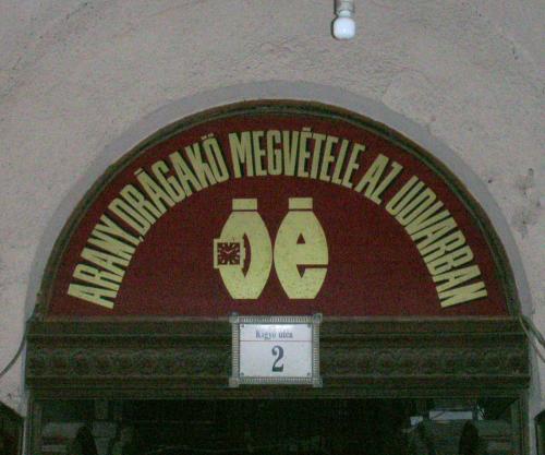 Óra-Ékszer Kereskedelmi Vállalat cégér