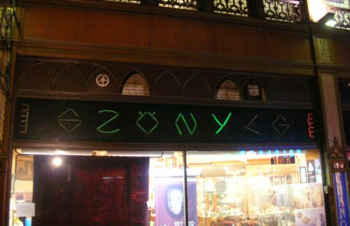 Párisi udvar szőnyegbolt neon Párisi udvar szőnyegbolt neon