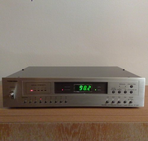Toshiba ST-530 vintage tuner