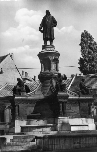 Pécs Zsolnay Vilmos szobra Pécs Zsolnay Vilmos szobra