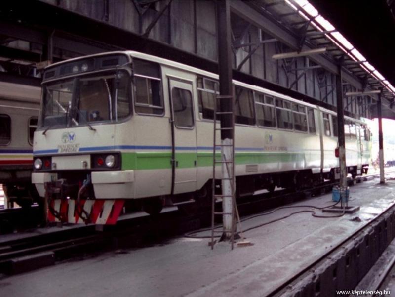 Bzmot 601 Ganz-MÁVAG-Ikarus Malájziában Szingapúr kocsiszín 1994.jpg