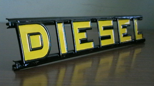 Szerintem ilyen színű volt eredetileg a felirat, és csak később, a homlokfal festésénél festették át fehérre 