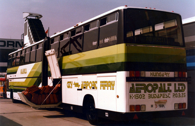 A busz aljába a csomagok is elférnek..
