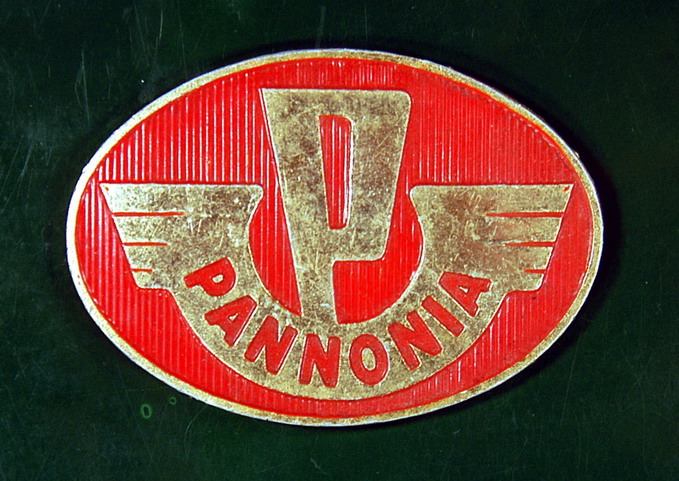 Export motorokon szereplő eloxált embléma.JPG