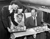 Ilyen volt a kiszolgálás az 50-es évek végén a repülőn