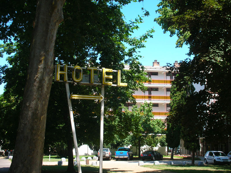 Hotel_neon_01.jpg