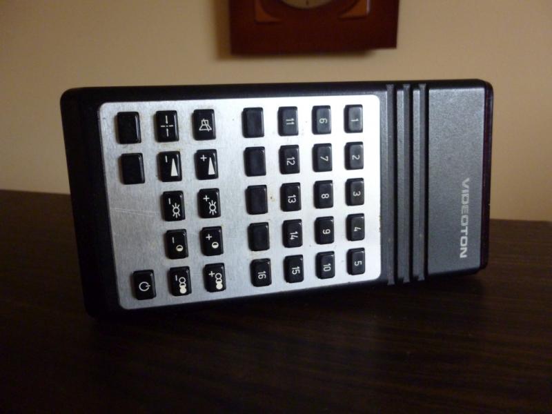 Távirányító, sajnos a feliratok már lekoptak